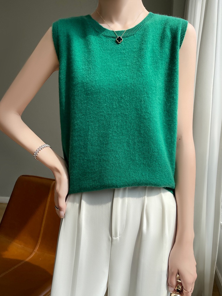 Autumn vest with a round collar sleevless
