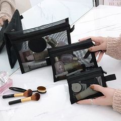 化粧バッグの小さいサイズの口紅のクッションは収納袋を包んで携帯します。