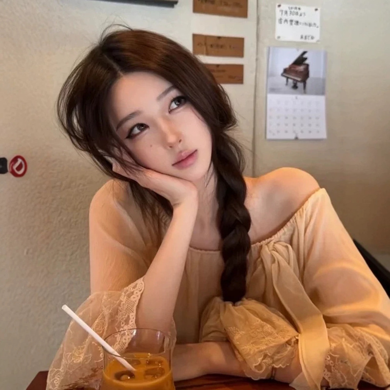 Now Available: H Mulberry Silk One-Shoulder Lace Flared Sleeve Silk Chiffon Blouse, Summer Waist-Cinching Floral Shorts, and Tube Top Four-Piece Set