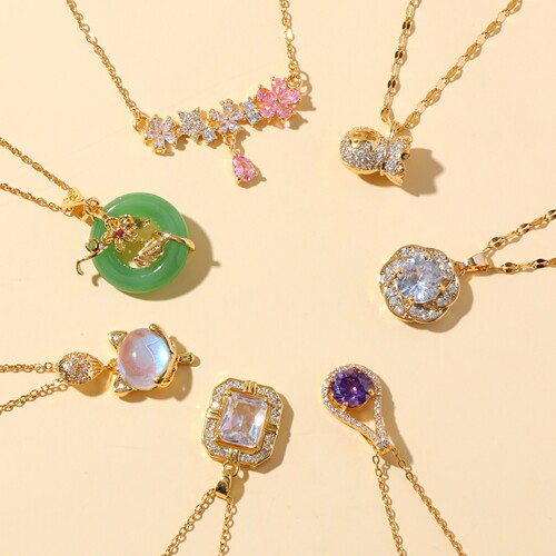 Women's Necklace, Japanese and Korean Style, Fashionable and Simple, Flower Zirconia Design, Unique and Elegant Titanium Steel Pendant