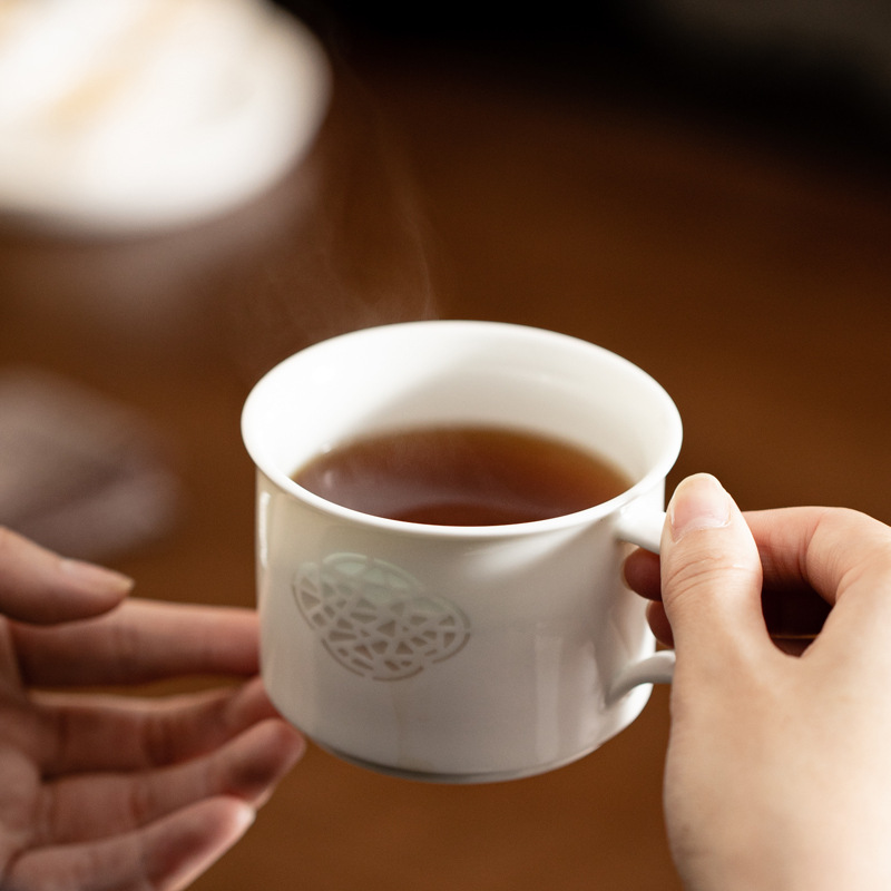 中国式の精巧な磁器の窓の花のコーヒーカップのマグカップのシンプルな家庭用オフィスのお茶を入れてコップの贈り物の記念カップを飲みます。|undefined