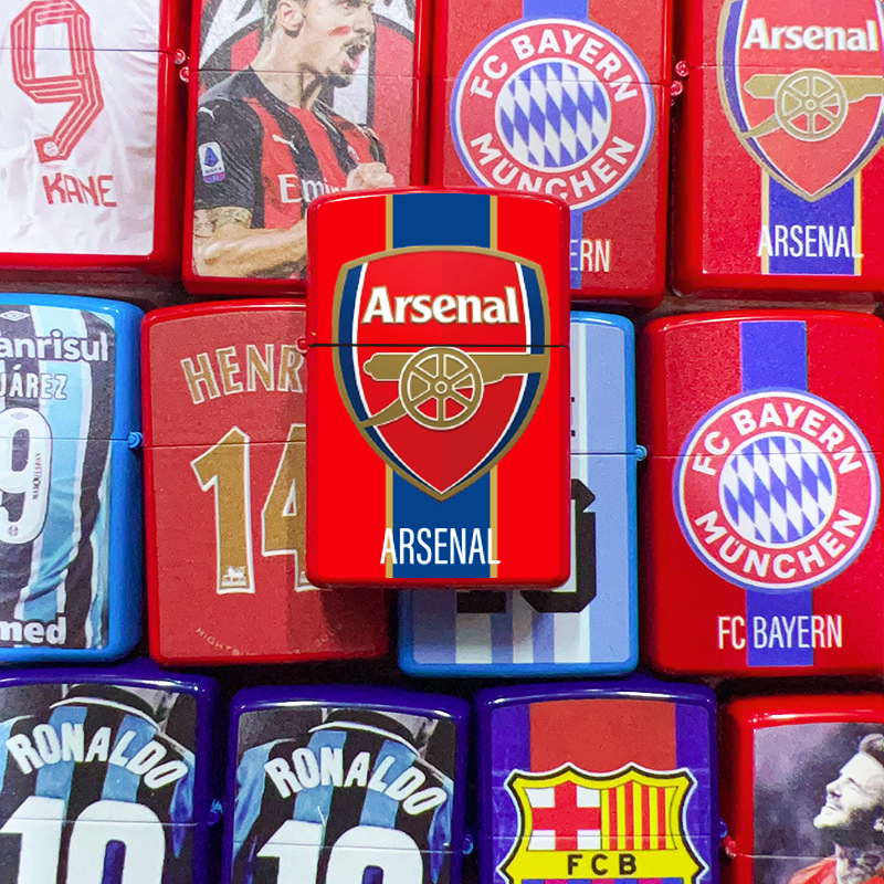 Encendedor de queroseno con diseño de jugador legendarario de la dinastía del fútbol, textura retro en relieve, acabado mate, artesanía