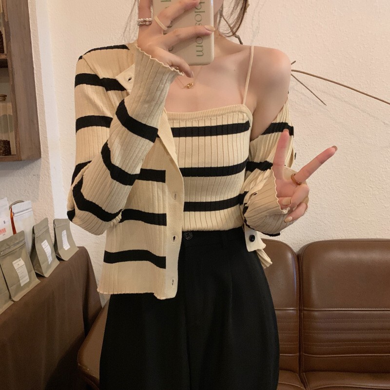 韓国の秋のストライプの2つのセットのニットの丸首の長袖のカーディガンのコートのサスペンダーのベストの女性の百合のカジュアルなファッション|undefined