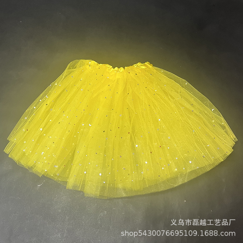 스팽글이 달린 노란색 스커트