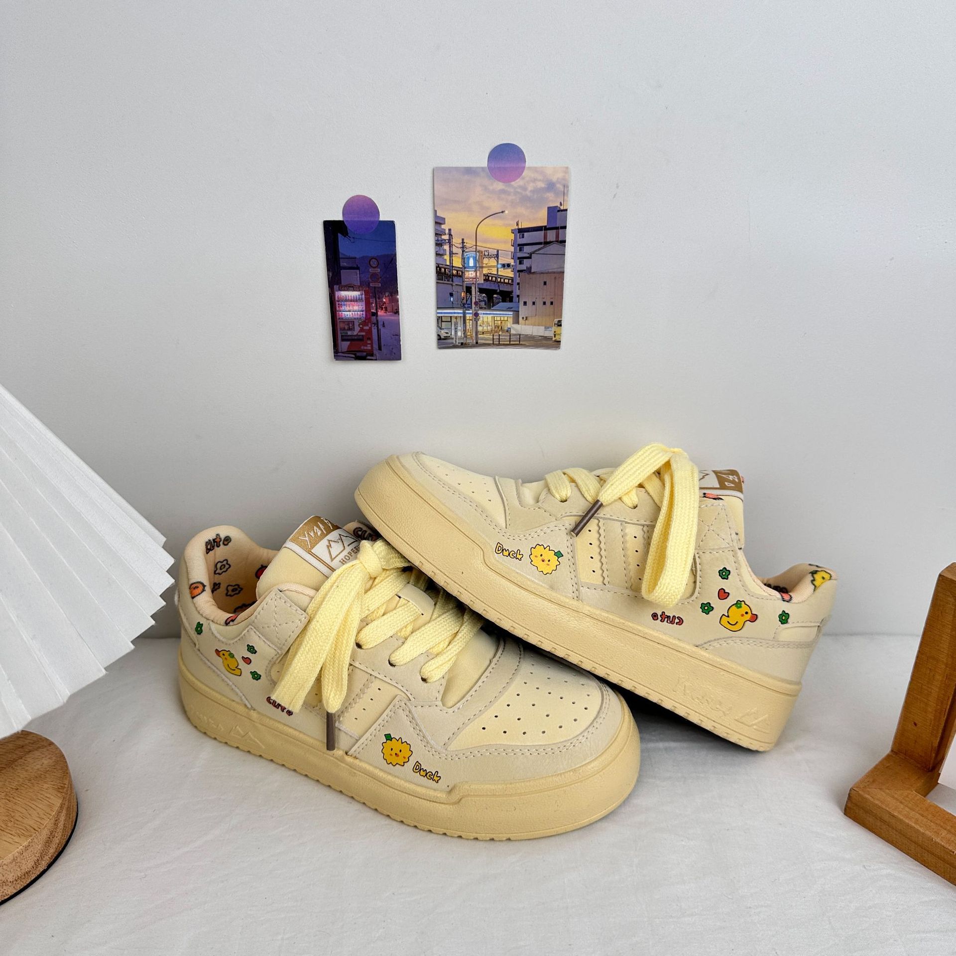 Estilo de campus zapatillas de deporte casuales para mujer 2025 primavera zapatos chic de todo fósforo zapatos blancos de suela gruesa zapatos de graffiti para estudiantes retro image 8