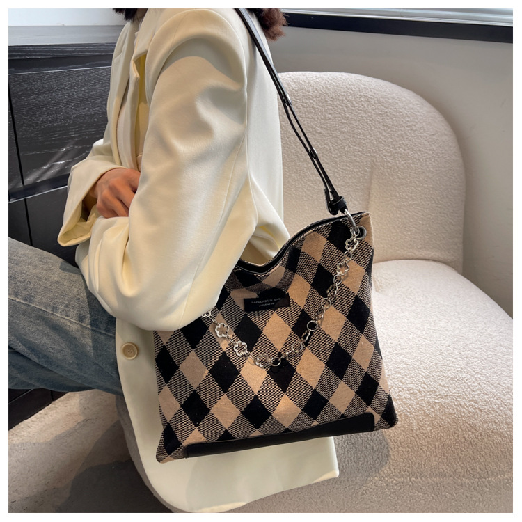 Simple and casual largecapacity shoulder tote bag womens checkerboard tote bagpicture3
