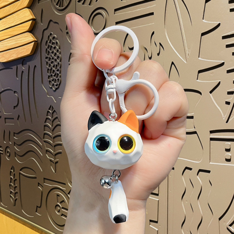 創意的で可愛いアニメ樹脂の大きい目の猫の頭の立体の公仔のカップルは尾の猫のペンダントのキーホルダーの贈り物を掛けます。|undefined