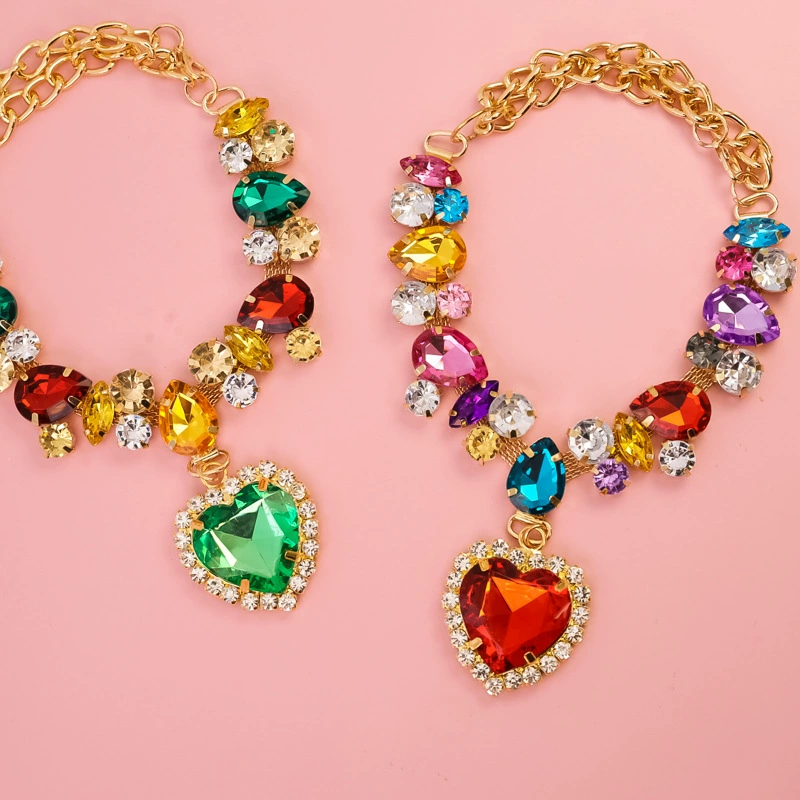 Домашнее животное бриллиантовое ожерелье котенок собачий собачий ошейник благородная женщина любит высокие украшения из драгоценных камней