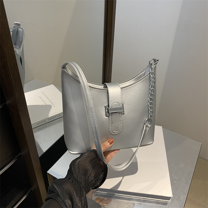 Bolsa de hombro de color sólido extranjero de otoño nicho de moda bolsa de brazo para mujeres 2024 nueva moda temperamento retro bolso de mochila