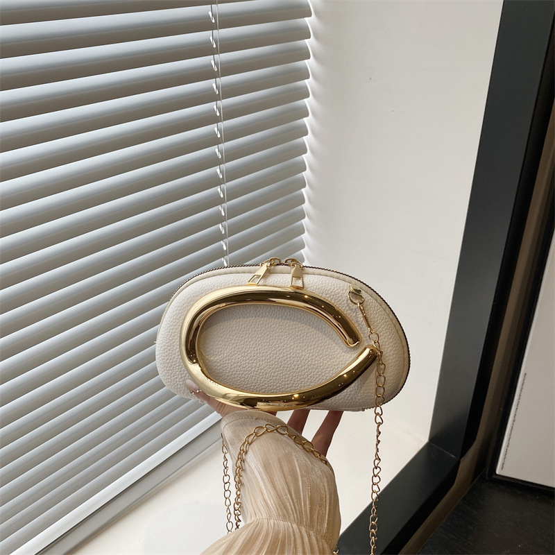 Elegante borsa a tracolla da donna con catena e decorazioni_voghion.com