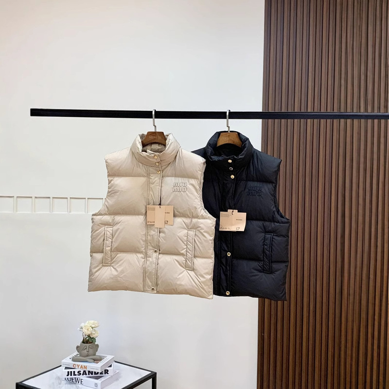 Miu Family Sleeveless Ladies Fashion Gold Buckle Down Jacket 2024 New Solid Color Vest Down Short Casual