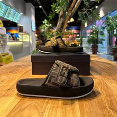ヨーロッパ駅の夏の男の靴の新型の厚い底は糞感のネットの赤いタイプのマジックを踏んでハイエンドの簡単でカジュアルなサンダルを貼ります。