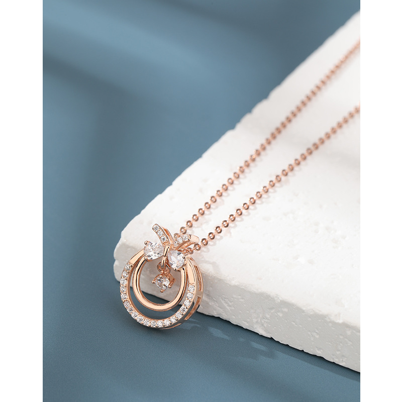 Collar de anillo con lazo de diamantes Mujer 925 Plata de ley Moda de nicho de lujo ligero Cadena de clavícula Advanced Sense Colgante Todo fósforo