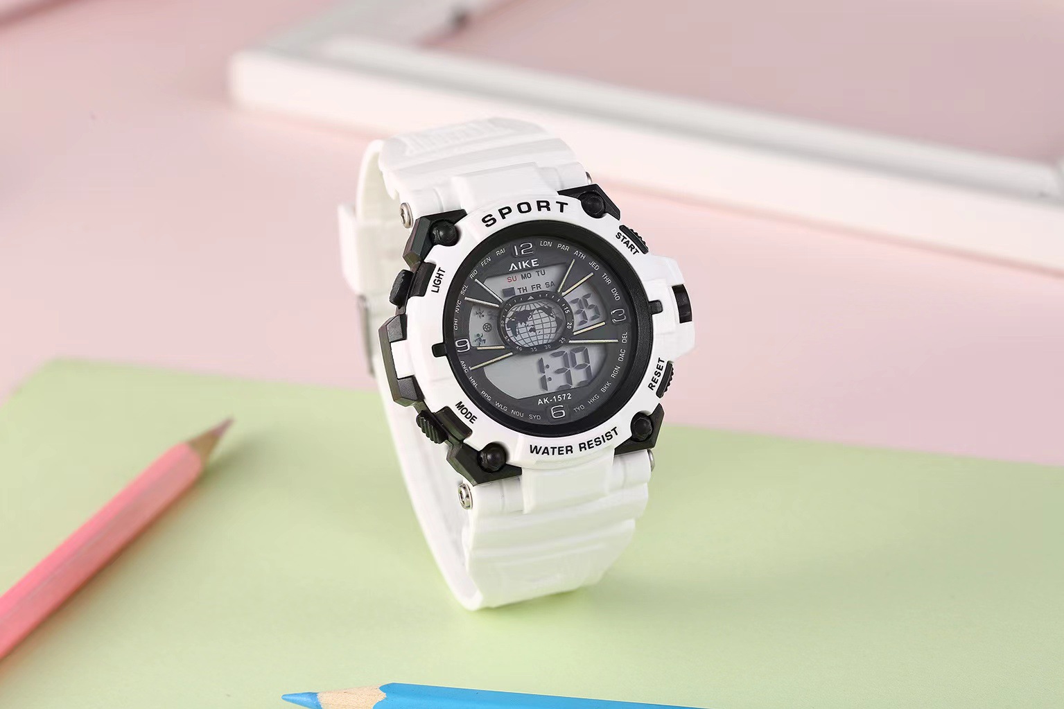 AIKE1572 estilo deportivo reloj electrónico luminoso para hombres y mujeres reloj impermeable para estudiantes al por mayor amor grabado transparente caja independiente
