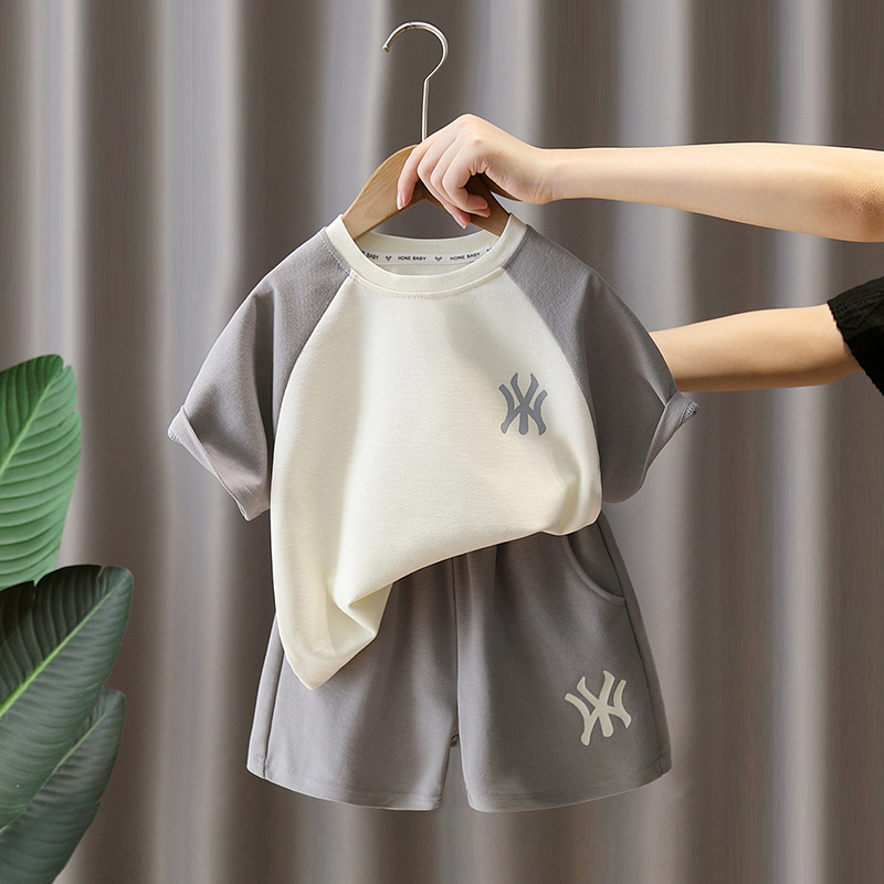 7487 Traje de verano para niños 2025 Nueva camiseta de manga corta a juego de colores de celebridades de Internet para niños Verano deportivo de dos piezas Verano