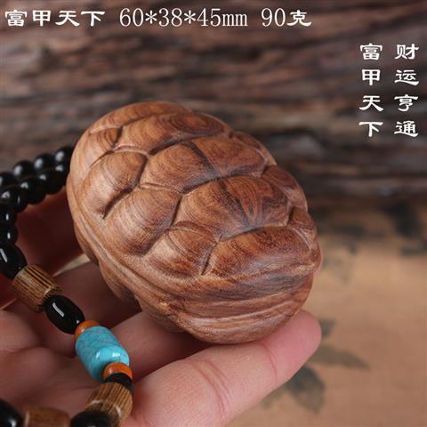 手でラオスの黄花梨の手を彫刻します。|undefined