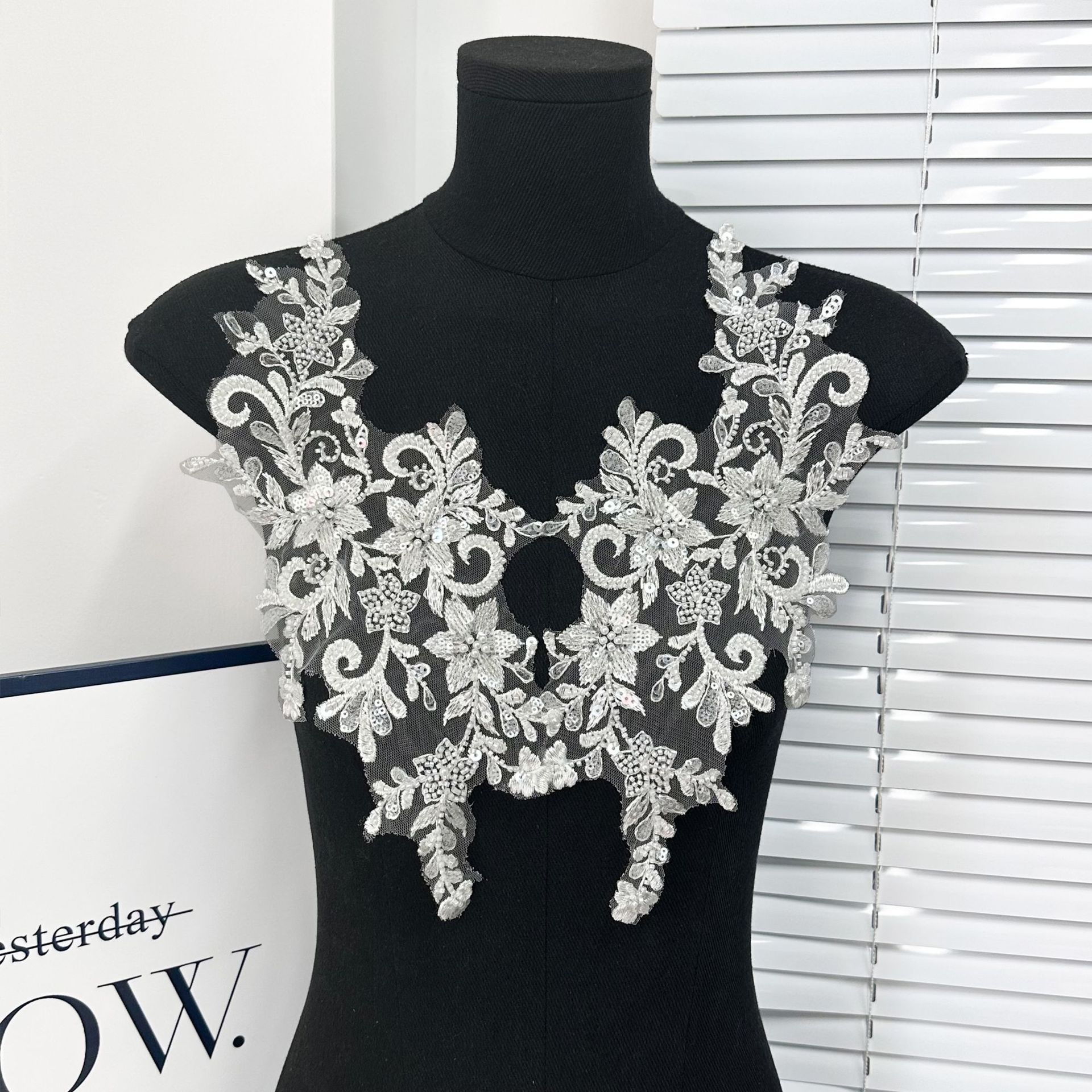 Collar de encaje hueco blanco bordado tridimensional encaje de novia vestido de novia accesorios en stock al por mayor image 1