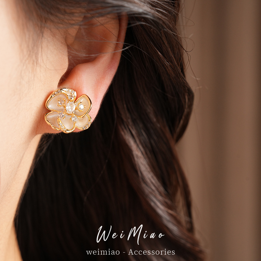 18k oro real galvanizado temperamento pendientes de moda ligero de lujo alta sensación de auriculares al por mayor