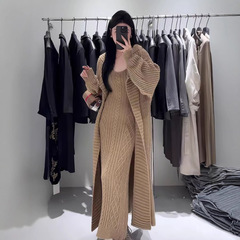 怠惰な風の名媛の気質のスーツの女性の秋冬は1セットのストラップの長いスカートの外で長いタイプのカーディガンの2セットを組み合わせます。
