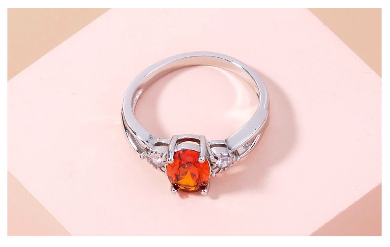 Simple Oval Red Zircon Ring Simple Micro-set Zircon Copper Ring display picture 4