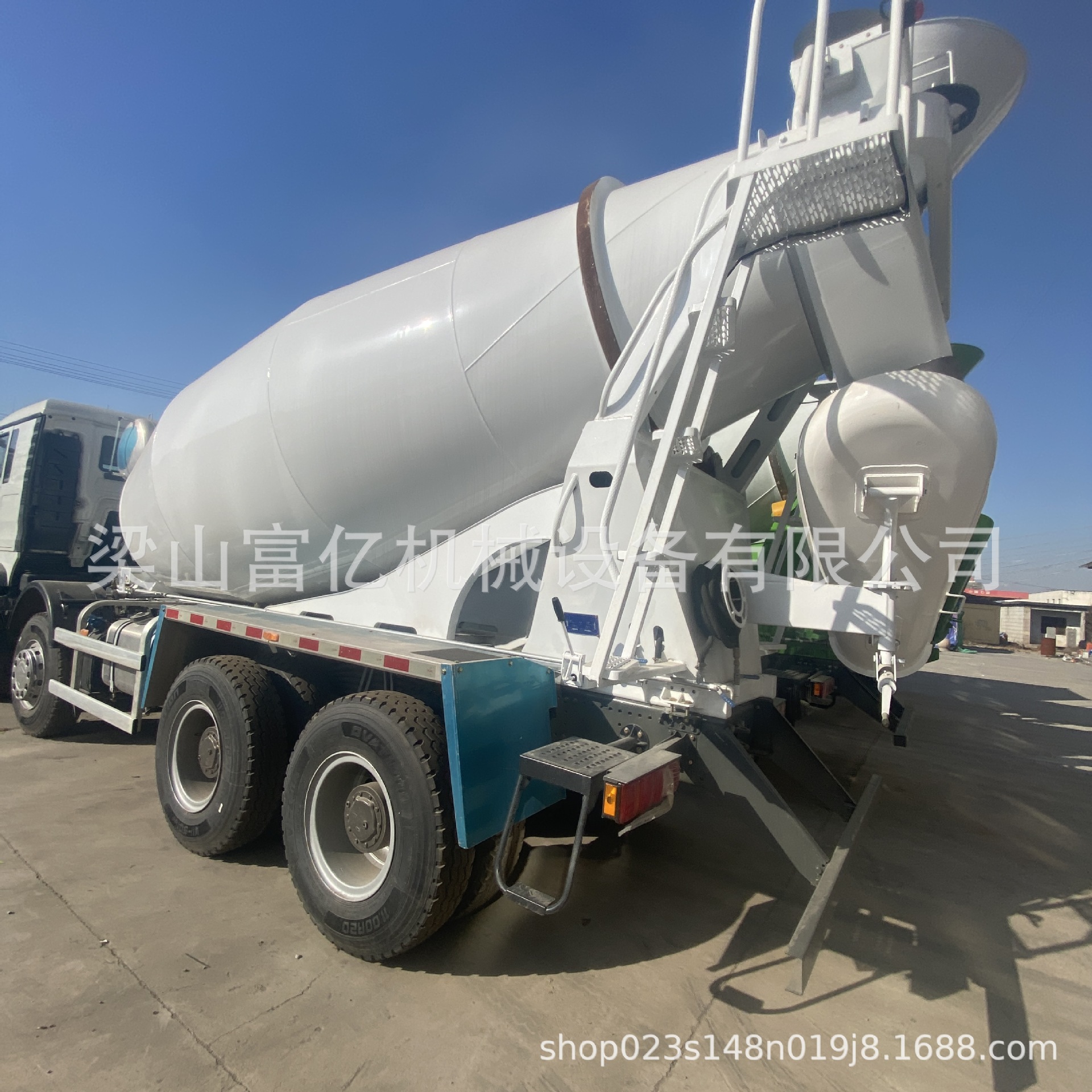 Overseas Supply of Sinotruk Howo Concrete Mixer Trucks with 8*4 Chassis, 8, 10, 12 Cubic Meter Concrete Mixer Trucks