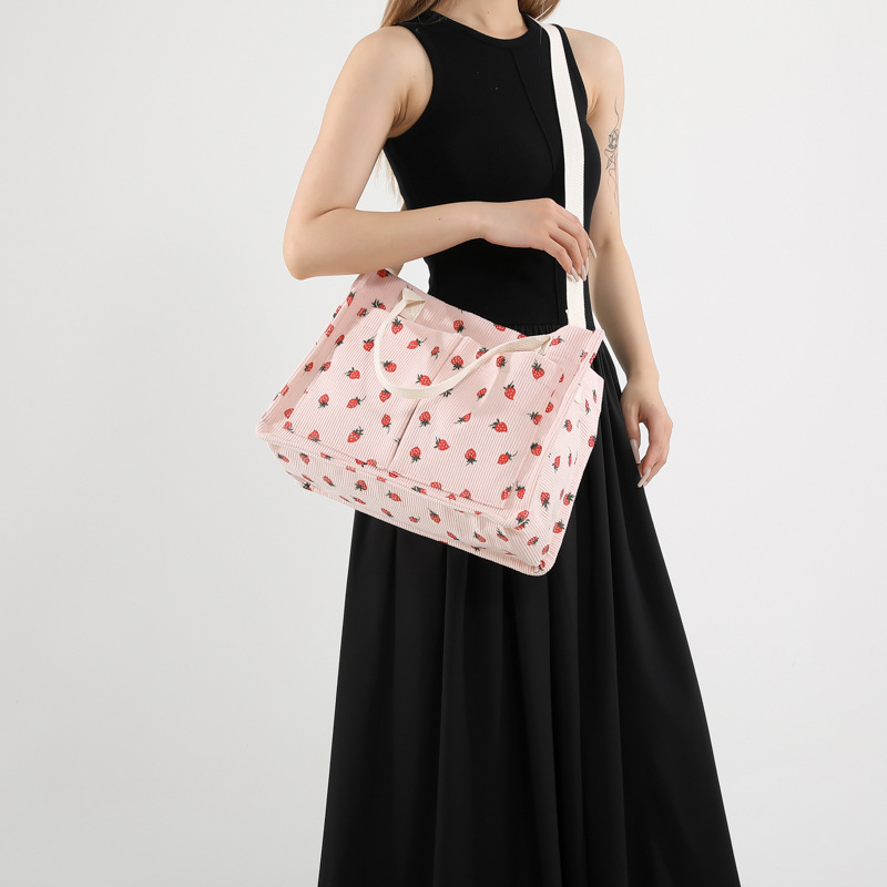 Bolsas de impresión de fresas populares de vello coreana para mujeres verano 2024 nuevo tipo transfronterizo mochila de hombro mochila