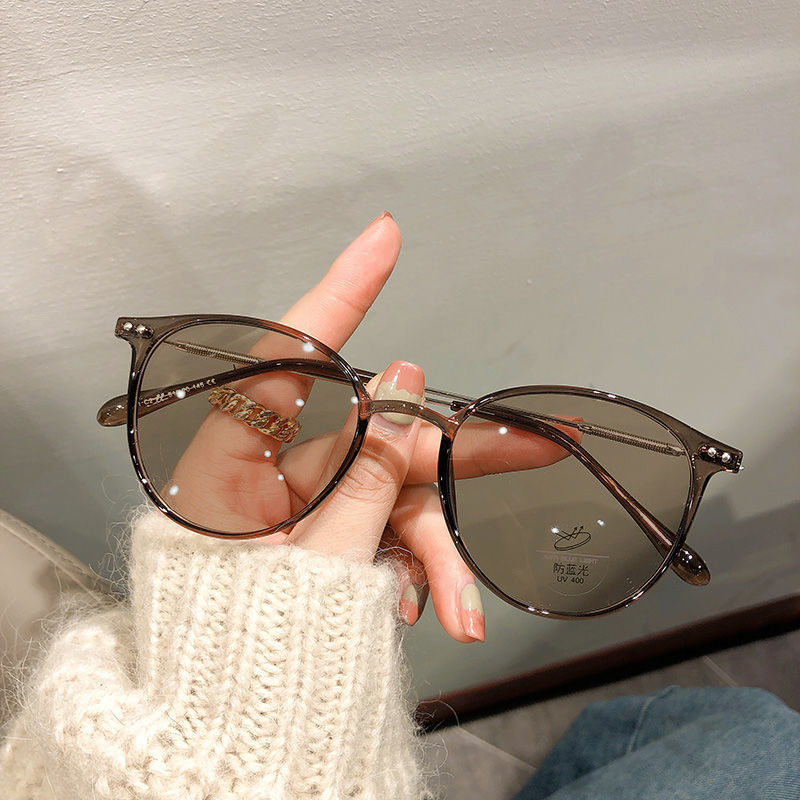 欧米のins風感光変色メガネの女性は度数の平光鏡の震え音を配合して爆発的な近視メガネを生放送することができます。