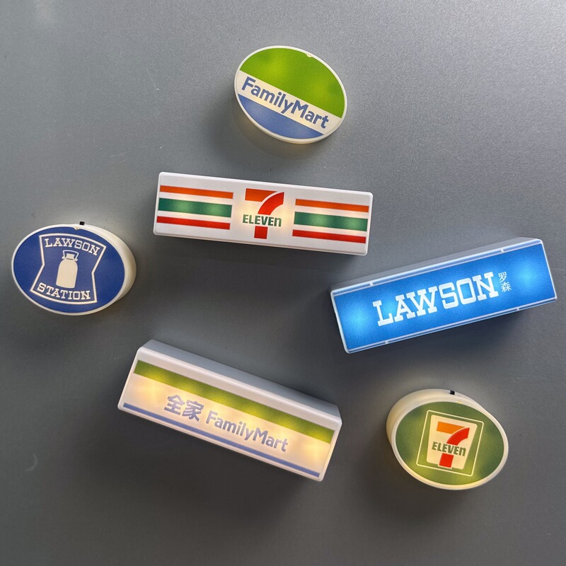 711磁気コンビニのランプハウスの冷蔵庫には創意展示ブランドのローソン家族のミニ玩具が貼られています。|undefined