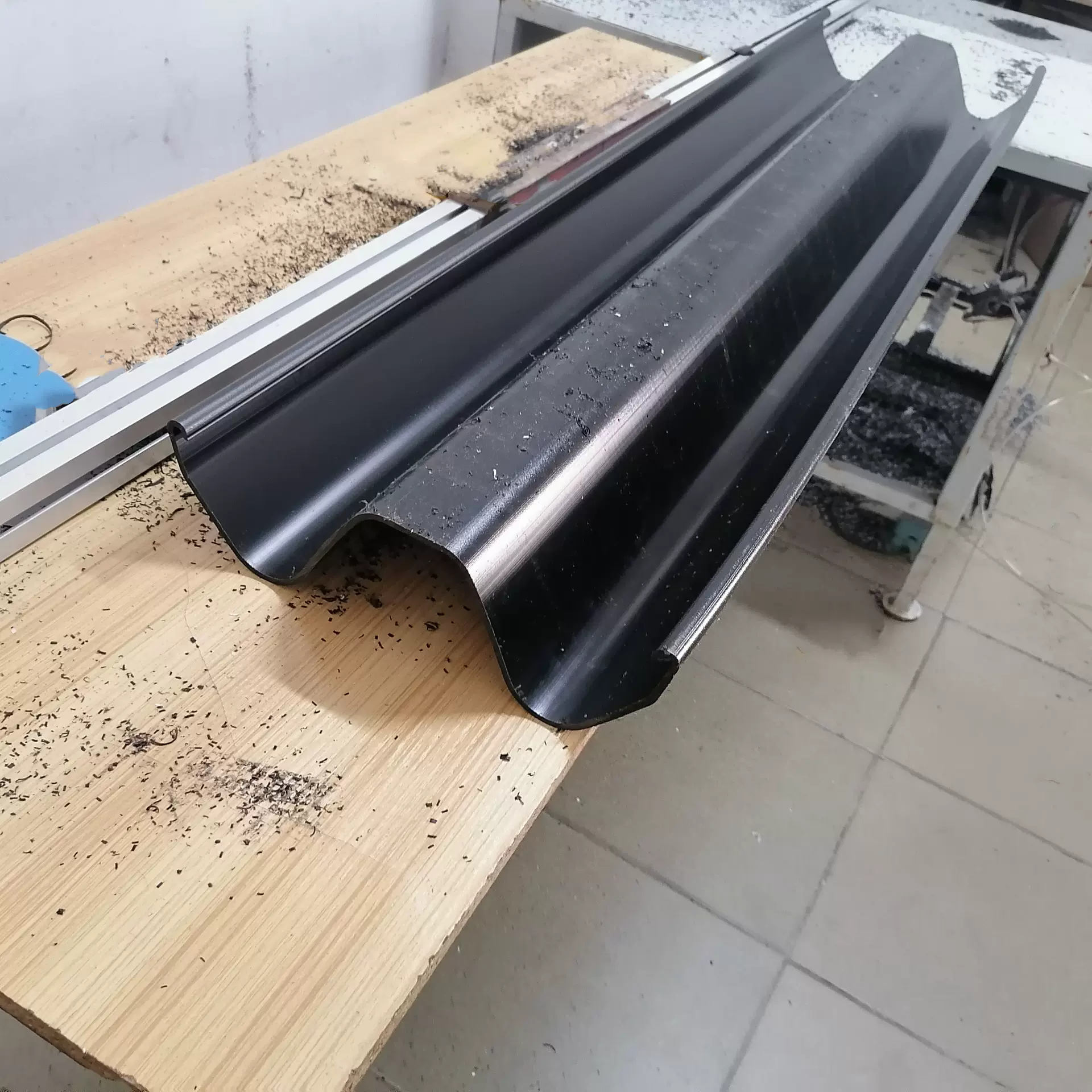 东莞厂家塑胶挤出HDPE高密度聚乙烯黑白配醒目高速乡村公路波型护