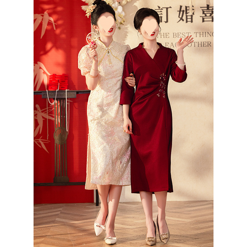 高貴で優雅なお母さんは娘と結婚して披露宴のドレスを予約します。|undefined
