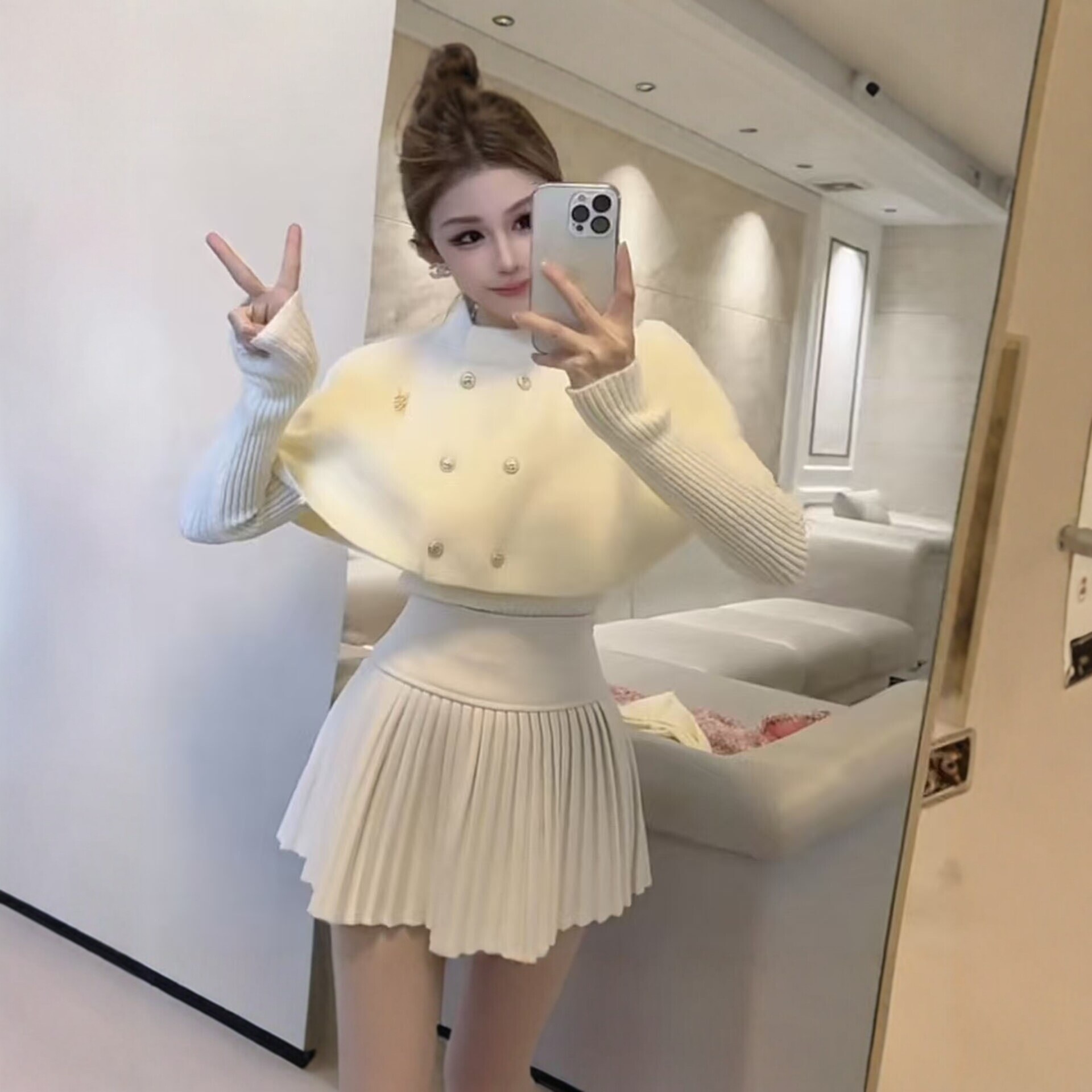 Winter French-style high-end double-breasted cape shawl sweater, new style, exquisitely beautiful slim-fitting two-piece top for women.