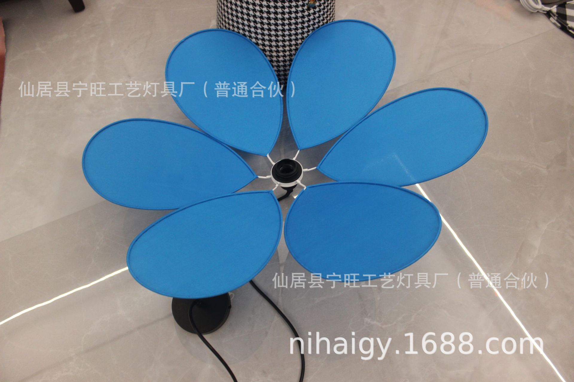 파란색 갓 세트 + 램프 코드가 별도로 포장됨