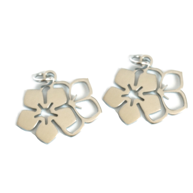 1 Piece Quantity 1 Piece 304 Stainless Steel Flower Pendant
