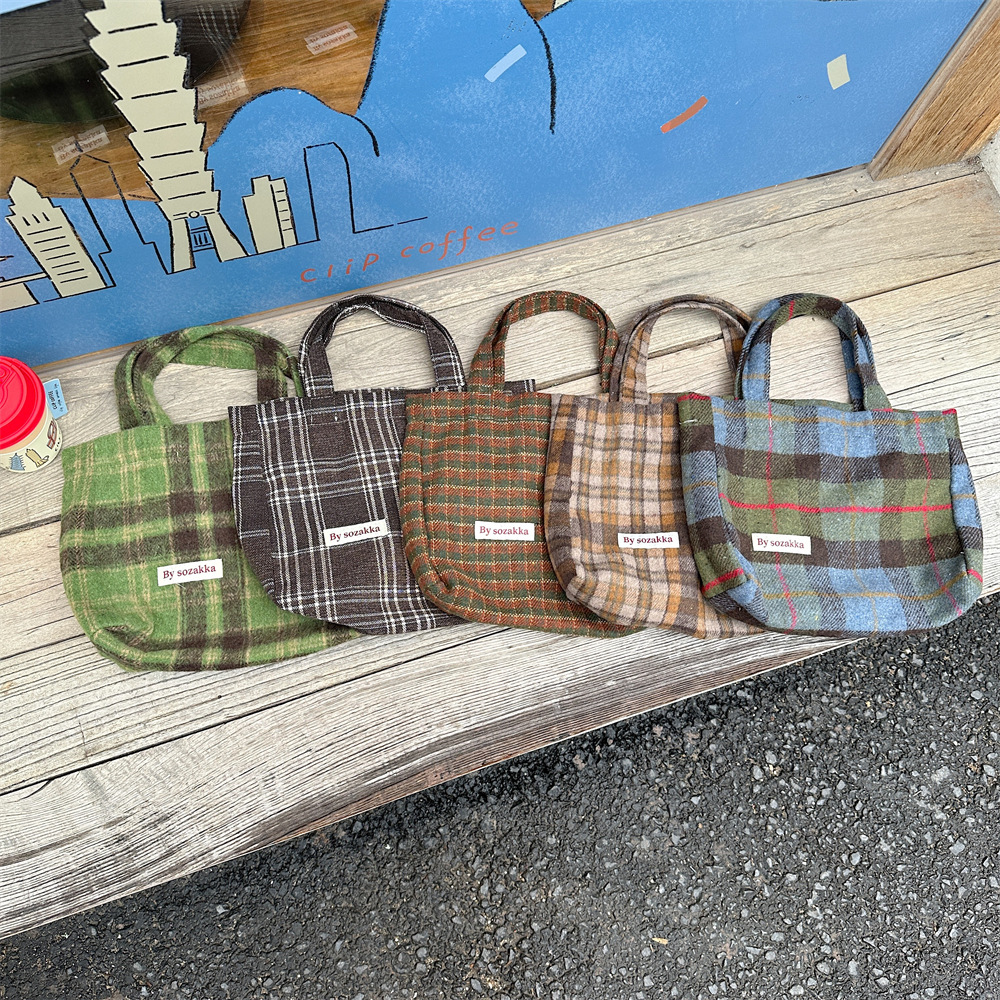 311021 Simple ins retro style woolen multi-color handbag for women, 2023 new checkered autumn and winter women's bag Application Scenario