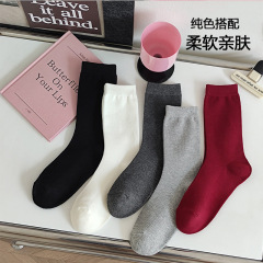 靴下の女性秋冬24の新しい純綿は純色の靴下の中の筒の靴下の卸売りの通気性を合わせて汗を吸います。
