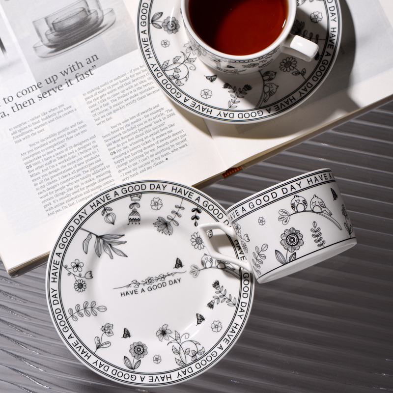 Pinellia Flower Small Fragrant Coffee Taza y platillo Valor nominal Taza de té de la tarde con la mano Taza de agua de sentido retro