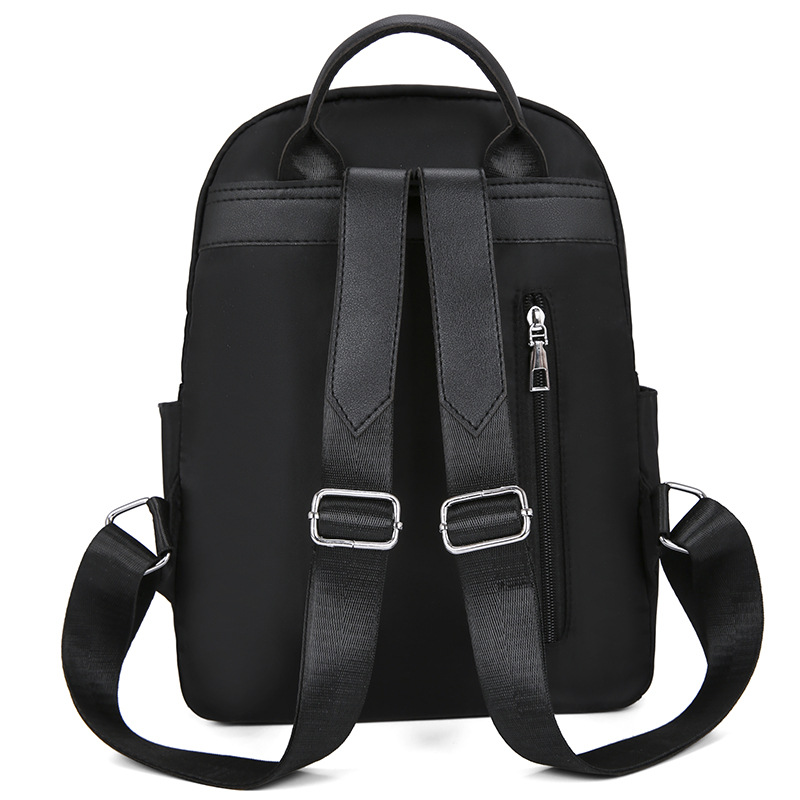 2023 verano nuevo estilo casual damas mochila de tela Oxford moda remache al aire libre mochila de viaje ligera al por mayor