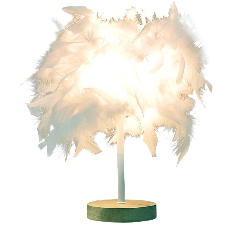 Lámpara de mesa nórdica creativa Lámpara de plumas de lujo ligero de alta gama Decoración de la sala de bodas Red ins Corazón de niña Lámpara de noche de dormitorio