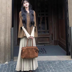 法式小众独特别致显瘦斗篷外套女2025年秋季新款燕麦色修身连衣裙