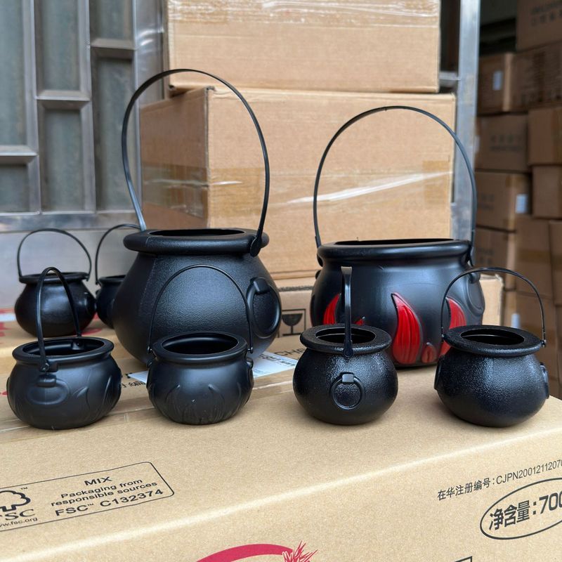 ハロウィーンの装飾を代行する黒いトランペットの手提げカボチャのバケツキャンディーの缶の子供の大きいサイズの黒いカボチャのバケツ|undefined
