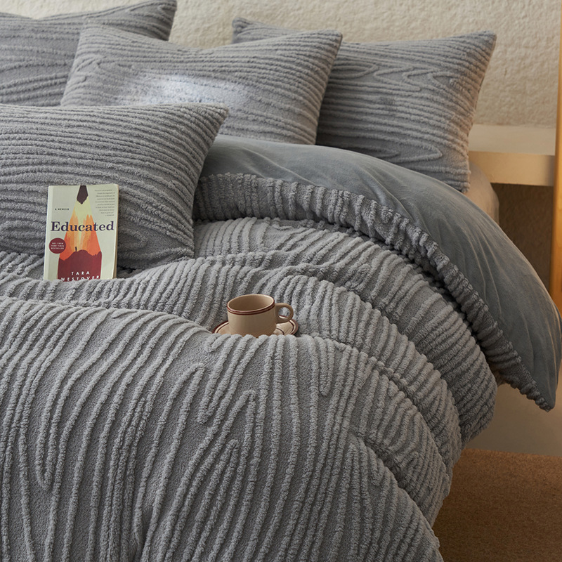 Invierno engrosado de leche de lana de cuatro piezas con lana de coral cálida cubierta de sábanas de flanela cubierta de cama