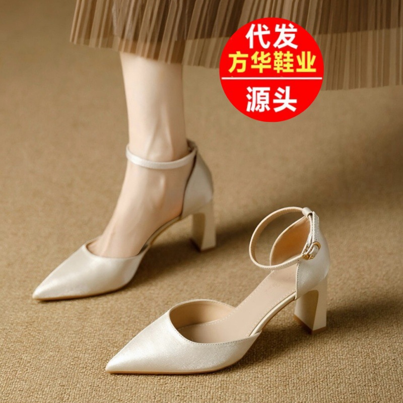 2026 nuevos zapatos de tacones altos puntiagudos de tacones delgados con cuero hueco zapatos de una sola pieza de zapatos de color desnudo