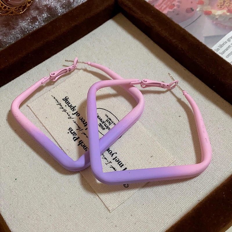 Pendientes redondos con aguja de plata retro estilo de Hong Kong goteo de aceite Pendientes de temperamento de nicho Pendientes de sentido avanzado femenino de verano ligero de moda