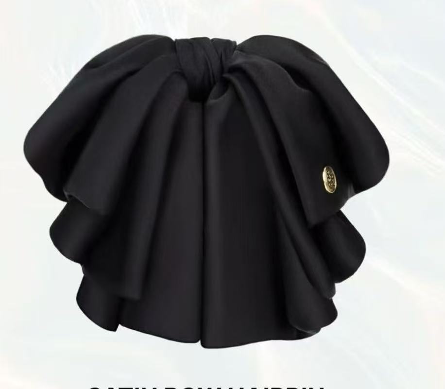 【블랙】 새틴 골드 로고 나비 매듭 집게핀