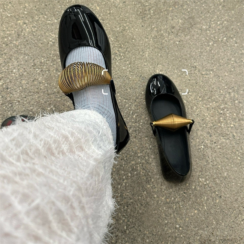 足元がとても美しい〜パテントレザーの新しい本革メリージェーンシューズ、メタルスプリングバックルデザイン、フラットソールのエレガントな靴|undefined