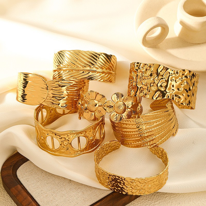 European and American Cross-Border Geometric Minimalist Cool Style Titanium Steel Bracelet with Heart and Flower Design, French-Style Gold-Plated Stainless Steel Bracelet for Women