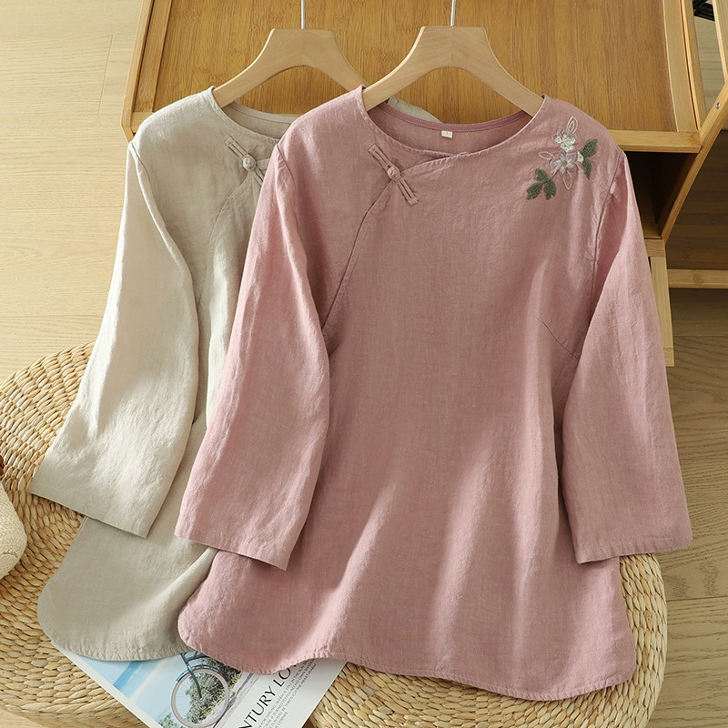 Реальный снимок новой летней рубашки 2025 года для женщин: свободного кроя, в стиле ретро, с литературной вышивкой, диагональной планкой и пуговицами.