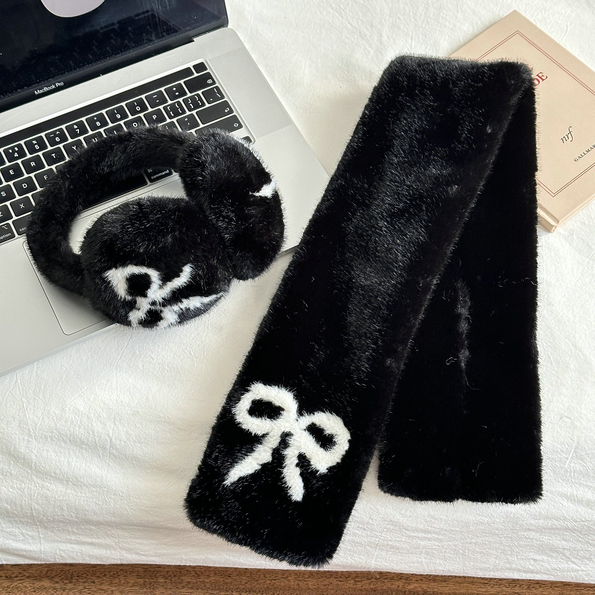 12#-검은색 리본 귀마개 + 스카프