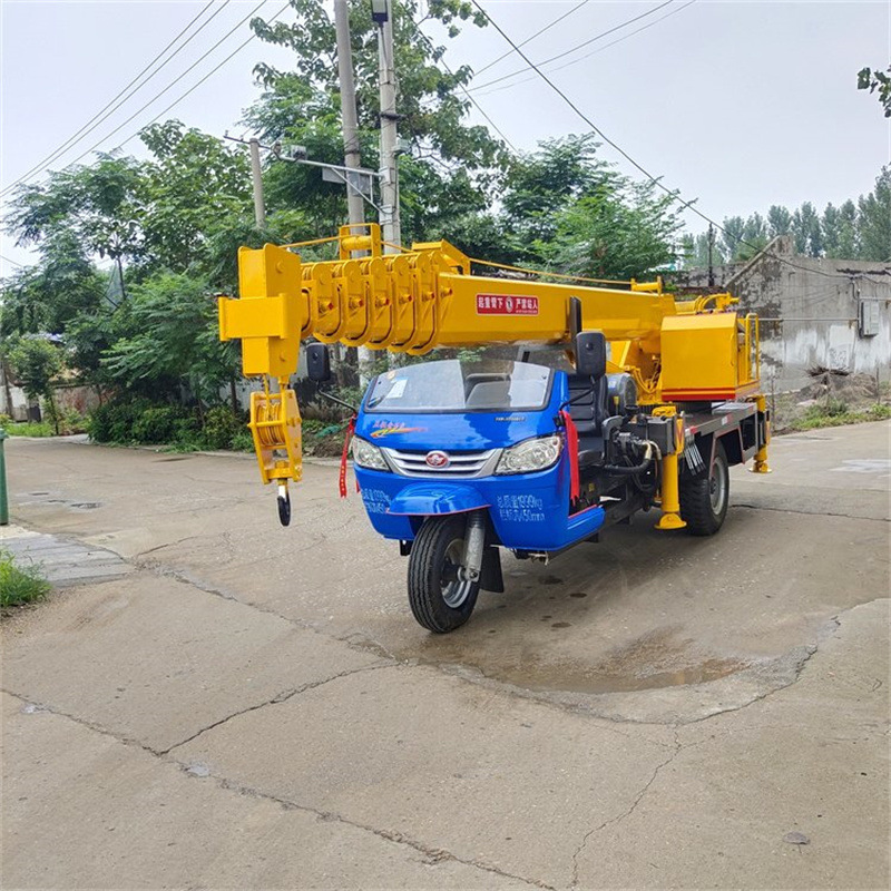 厂家直营建筑工程起重机 锰钢吊臂液压转向灵活3吨5吨三轮吊车