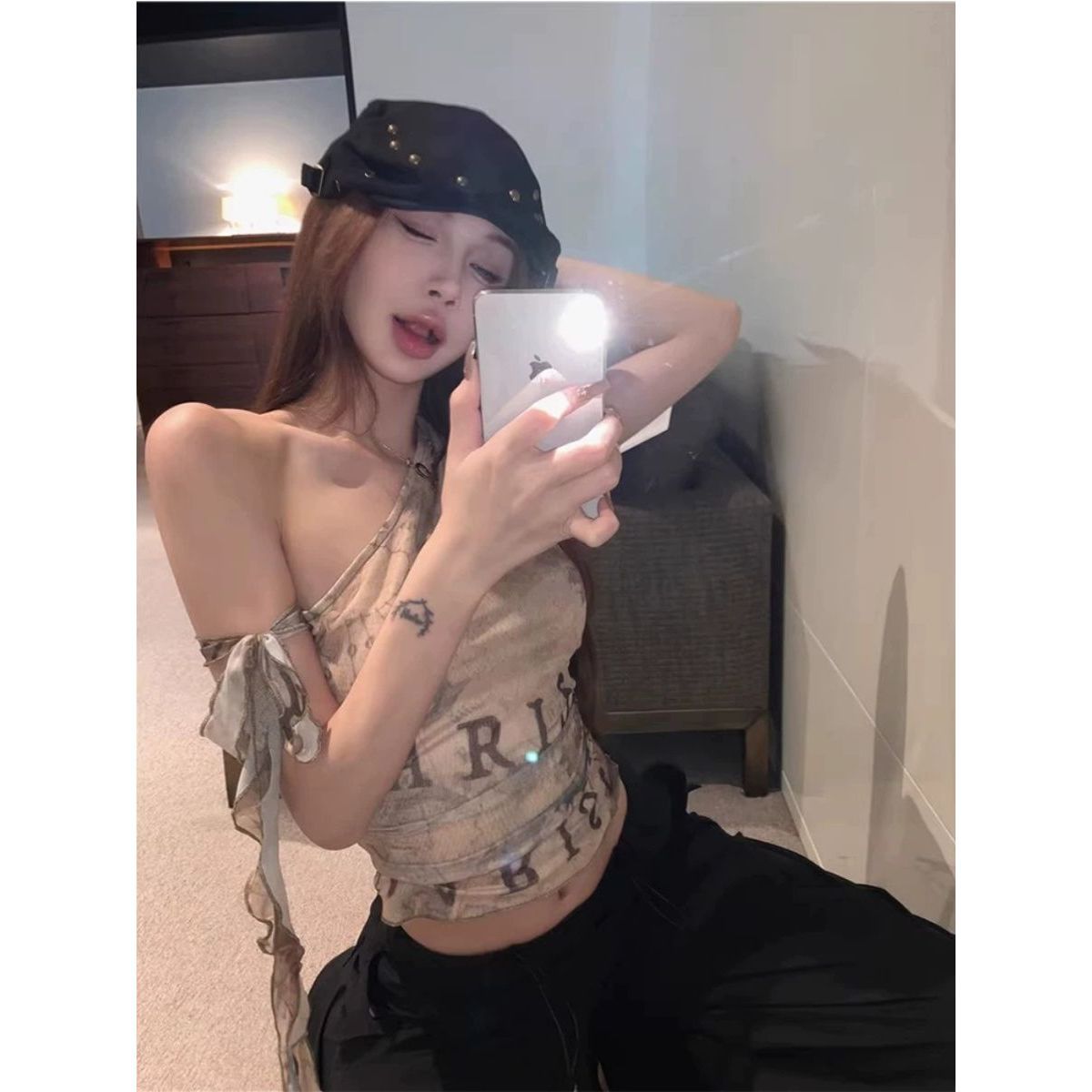 泰式辣妹塗鴉印花斜肩T恤女夏季設計感小眾性感無袖露肩短款上衣